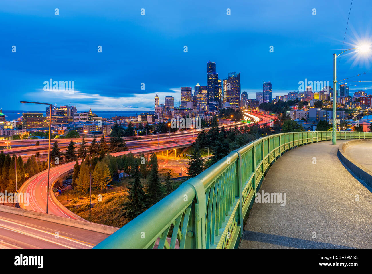 Skyline di Seattle Washington Stati Uniti d'America al crepuscolo Foto Stock