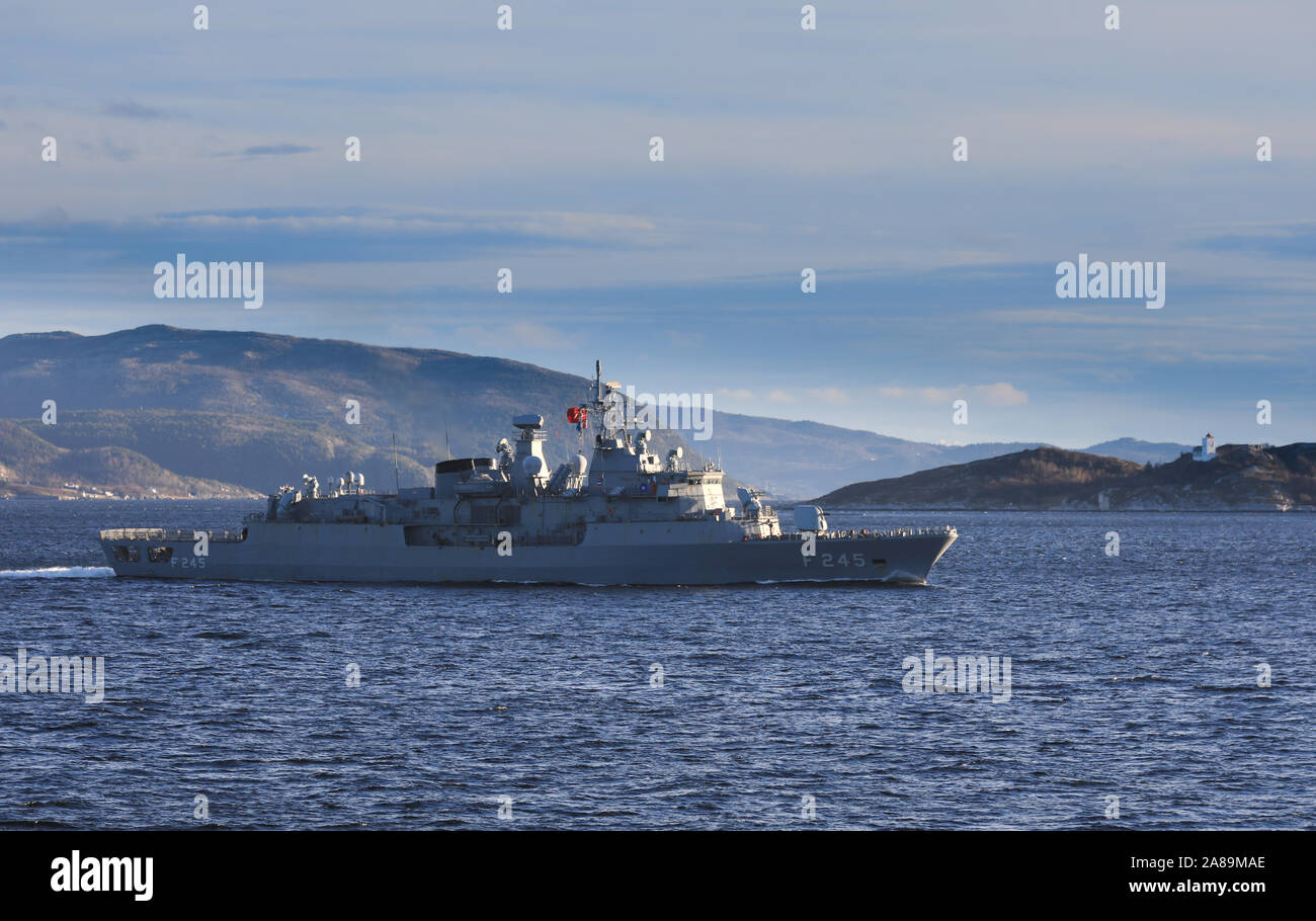 TCG Oruçreis (F-245), è un turco, Barbaros-class frigate nelle acque norvegesi durante la guerra della NATO-games Foto Stock