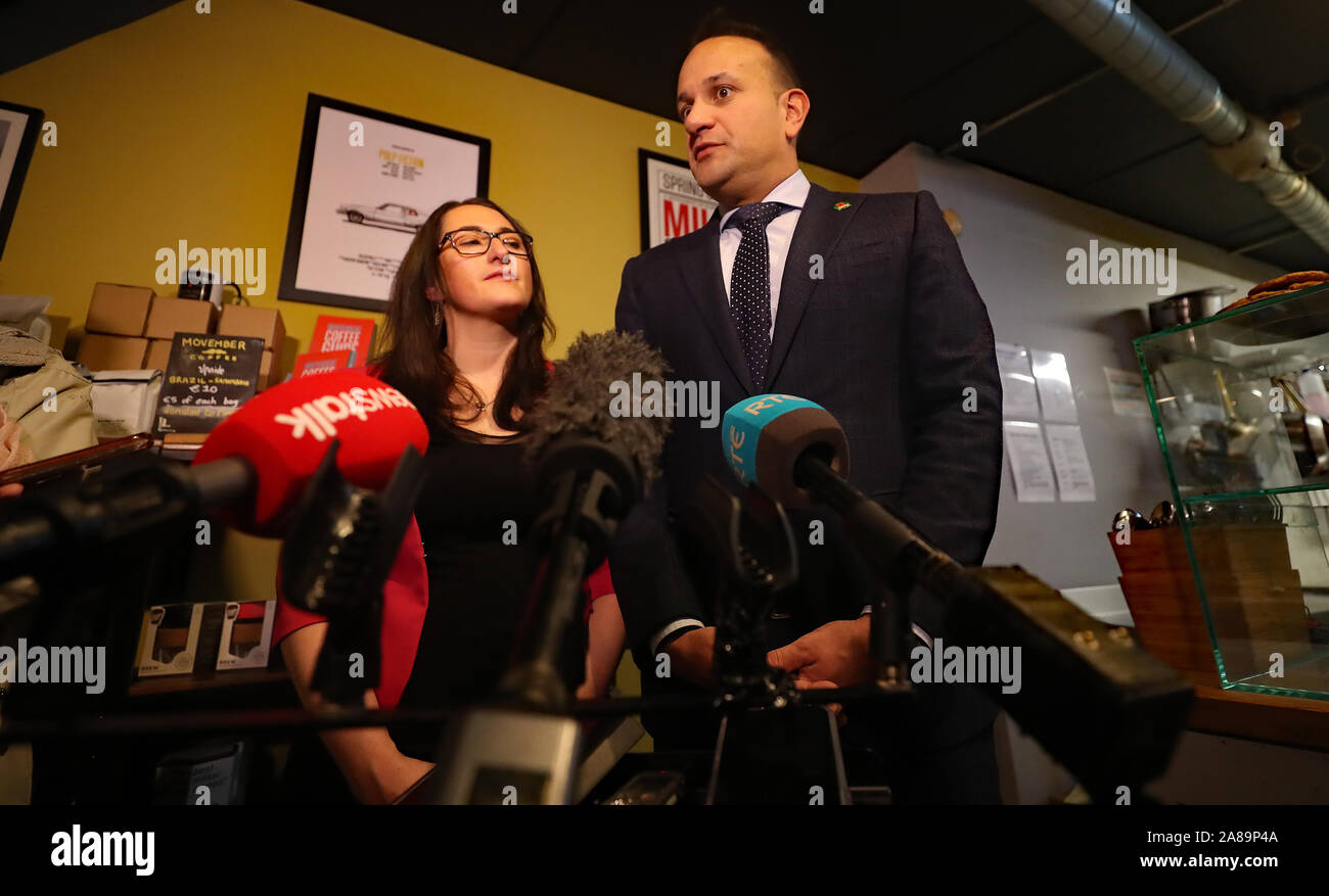 Taoiseach Leo Varadkar parlando ai media circa il Cotech ristrutturazione mentre adoperando in Clondalkin per Gael fine candidato Emer Higgins in Dublin Mid-West Bye elezione. Foto Stock