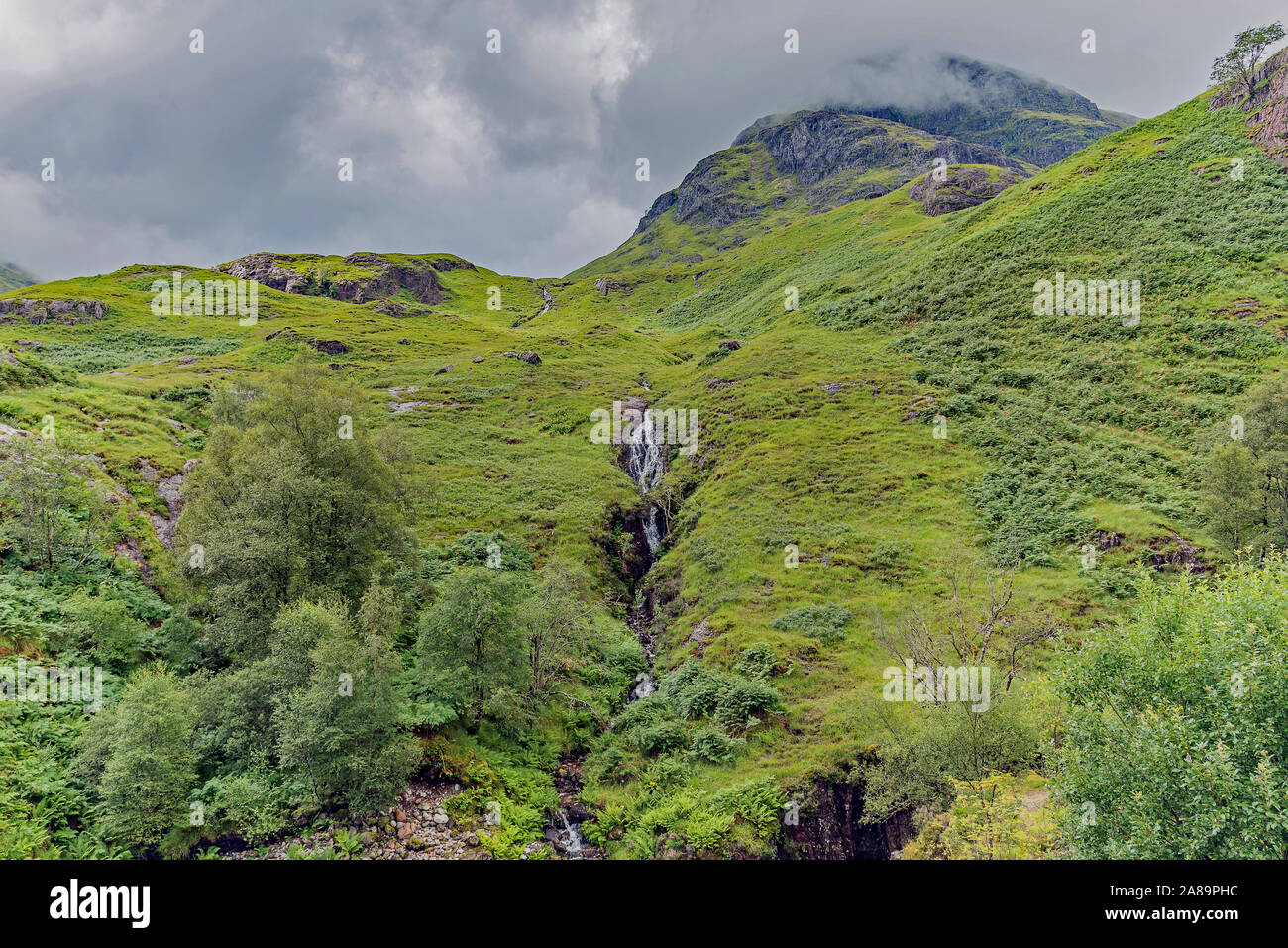 Glencoe cascata vedute - lato cade, Ballachulish, Scozia Foto Stock