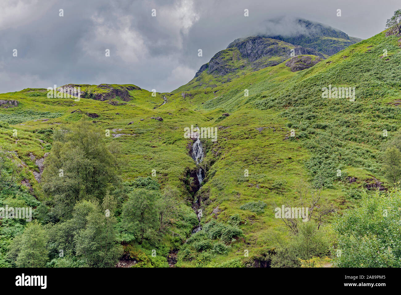 Glencoe cascata vedute - lato cade, Ballachulish, Scozia Foto Stock