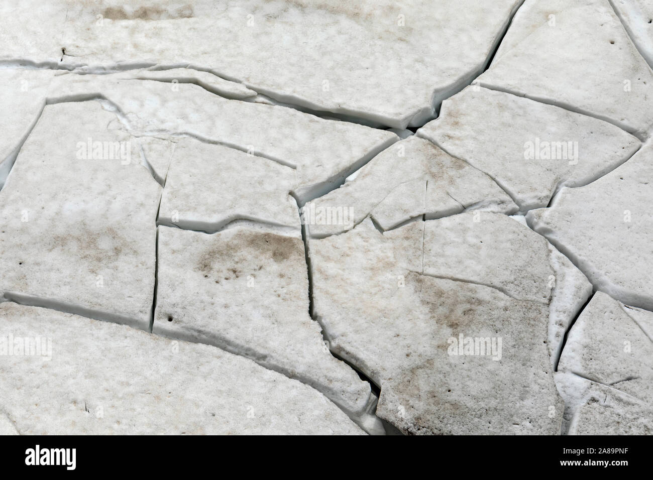 Ghiaccio frantumato a un lago ghiacciato Foto Stock