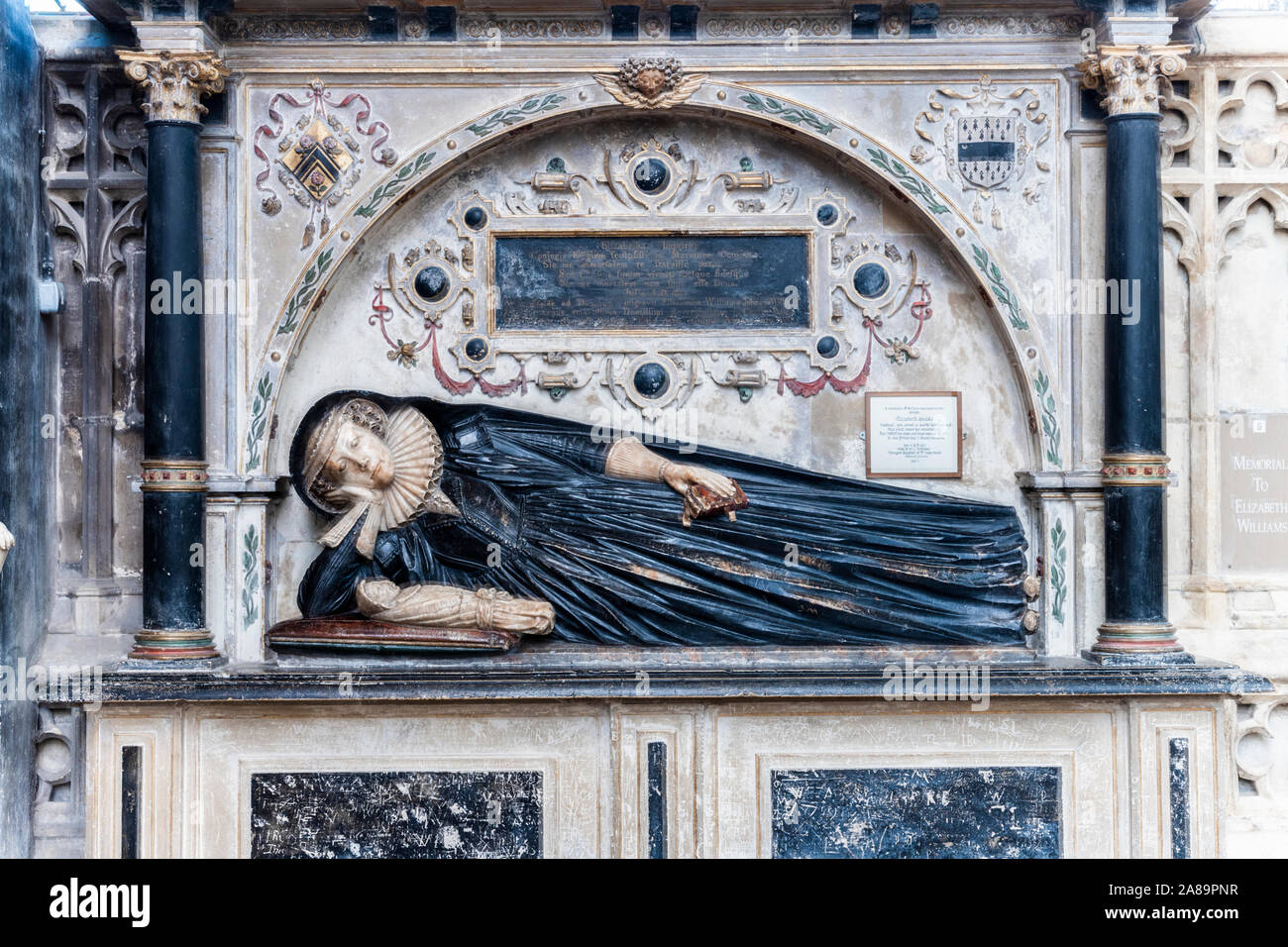 Memorial nella cattedrale di Gloucester Regno Unito - Elizabeth Williams è morto nel parto all'età di 17 nel 1622. Nota effige del suo bambino nel suo chrisom sindone. Foto Stock