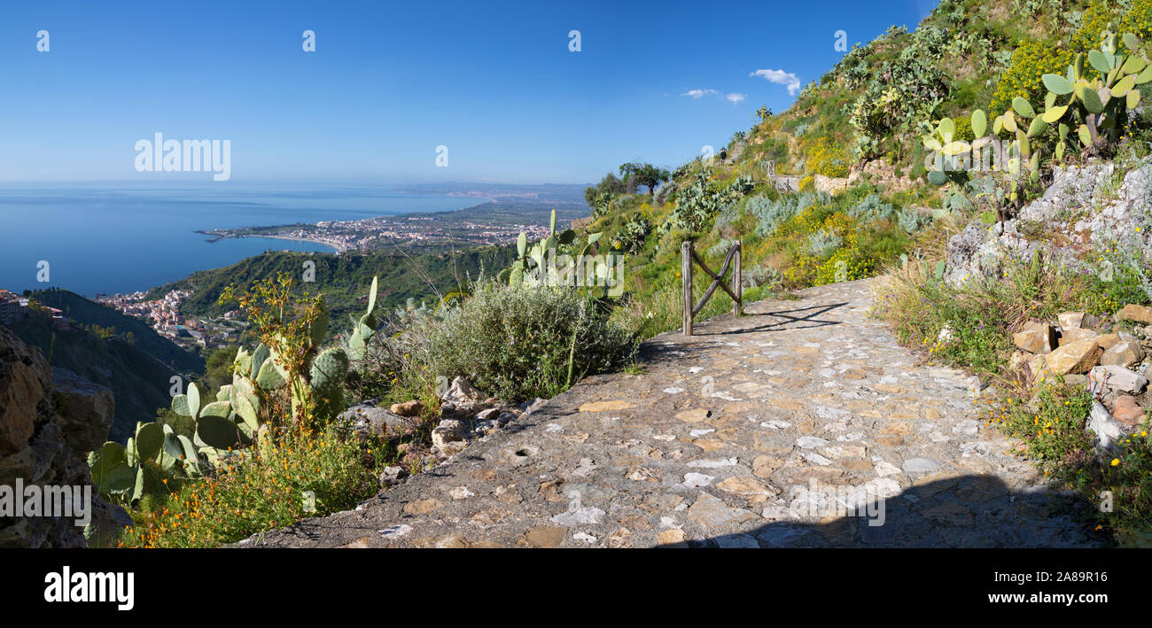 Taormina - Il percorso tra la molla fiori mediterranei e cactus - Sicilia. Foto Stock