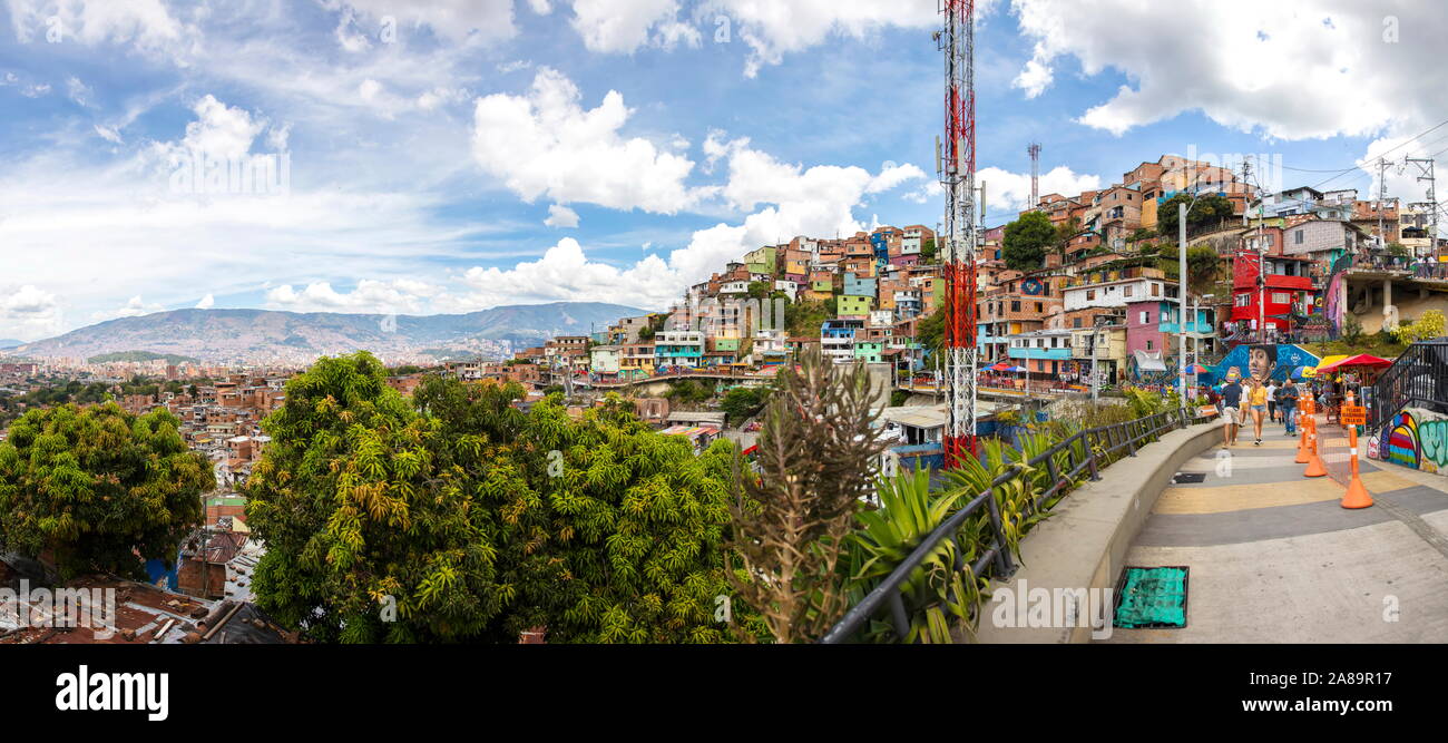 MEDELLIN, Colombia - 12 settembre 2019: persone non identificate da arte di strada della Comuna 13 a Medellin, Colombia. Una volta noto come Colombias più pericolose Foto Stock