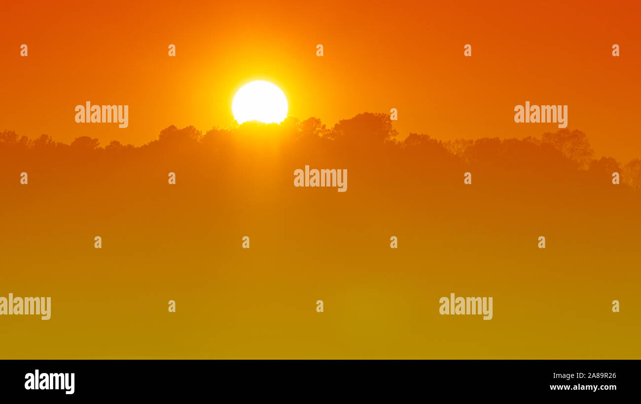 Un tono caldo vista di un tramonto. Foto Stock