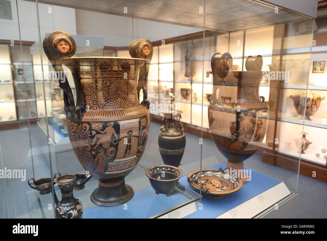 Red-figured voluta-cratere (ciotola per la miscelazione di acqua e vino) realizzato in Puglia presso il British Museum di Londra, Regno Unito Foto Stock