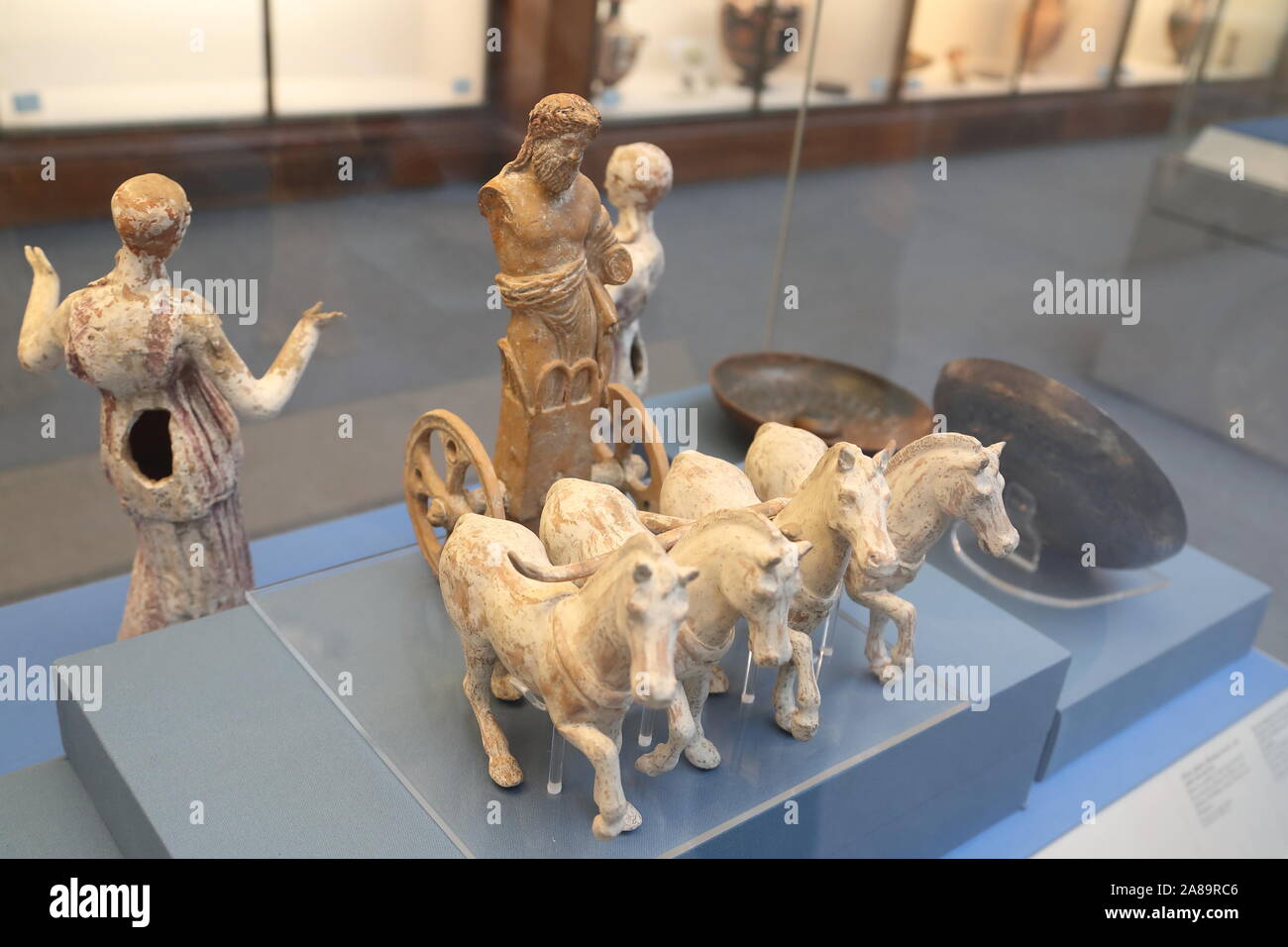 Gruppo in terracotta di Zeus alla guida di una quattro-carrozza a cavalli realizzati in Puglia presso il British Museum di Londra, Regno Unito Foto Stock