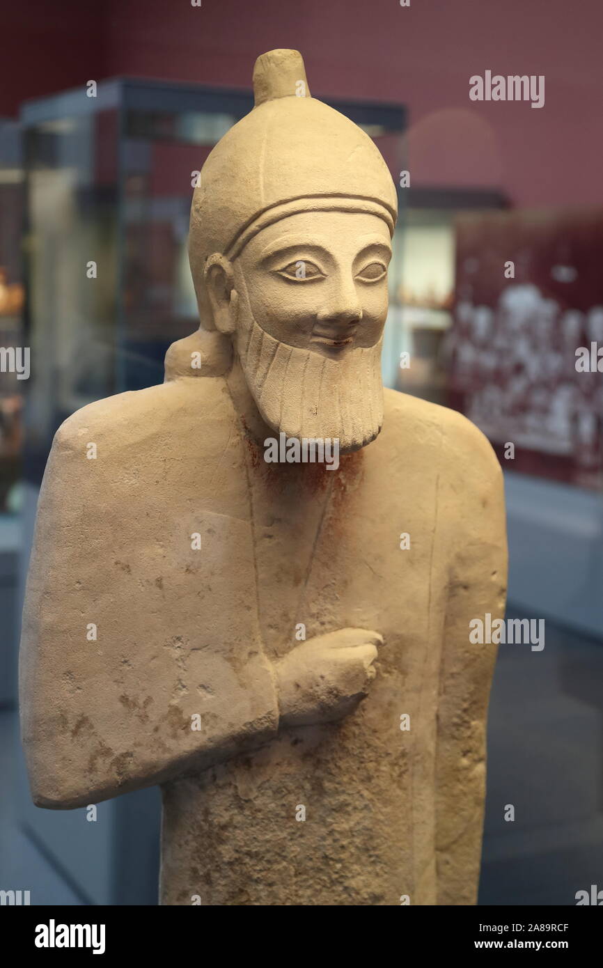 Cipriota calcare votiva statua presso il British Museum di Londra, Regno Unito Foto Stock