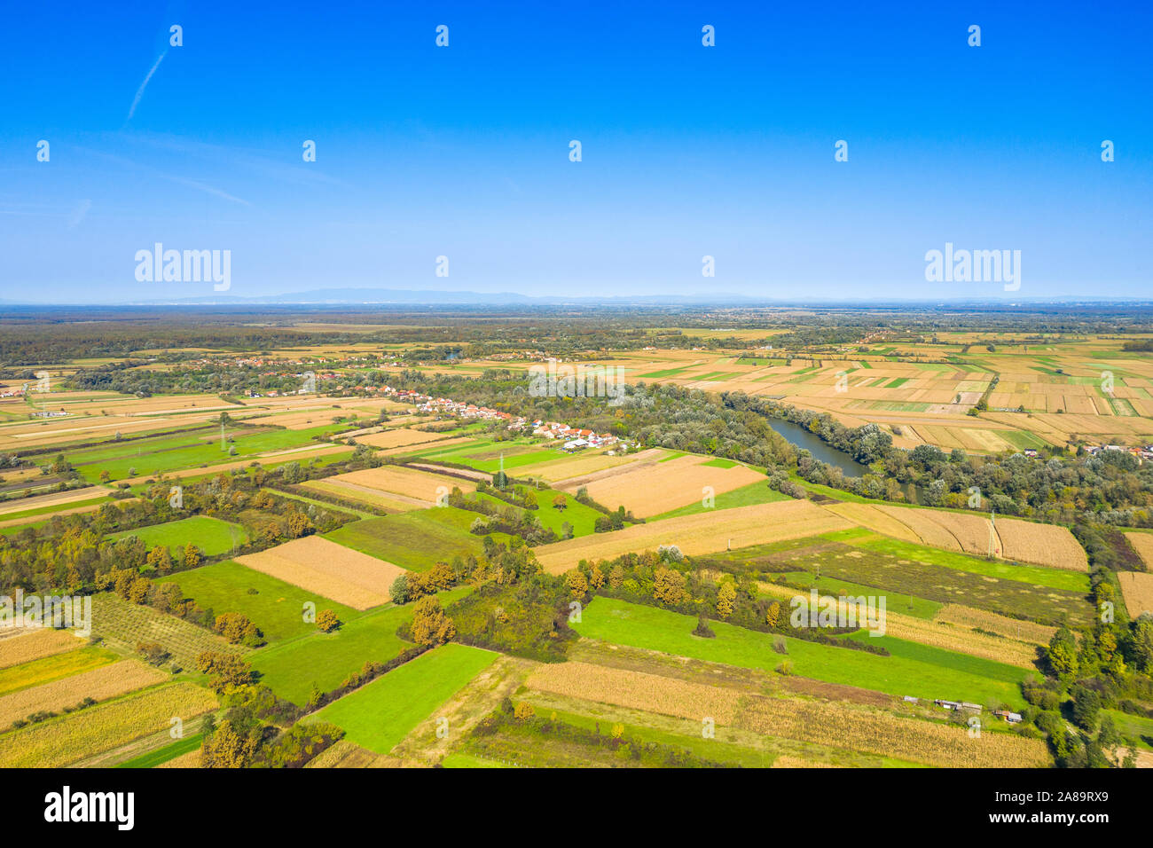 Splendido paesaggio di campagna in Croazia, nei pressi di Sisak, fiume Sava serpeggianti tra i campi di agricoltura, antenna shot da fuco Foto Stock