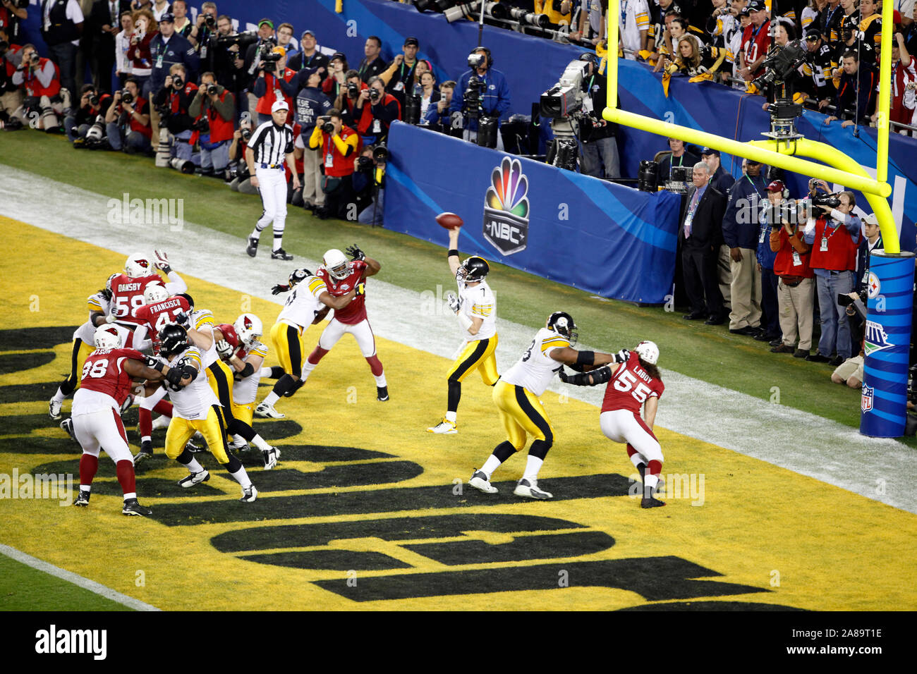 TAMPA, FLORIDA; Febbraio 1, 2009; Pittsburgh Steelers QB Ben Roethlisberger passa dalla sua zona di estremità durante il Pittsburgh Steelers Super Bowl XLIII partita contro l'Arizona Cardinals a Raymond James Stadium di Tampa, Florida. Lo Steelers ha vinto 27-23. Foto Stock