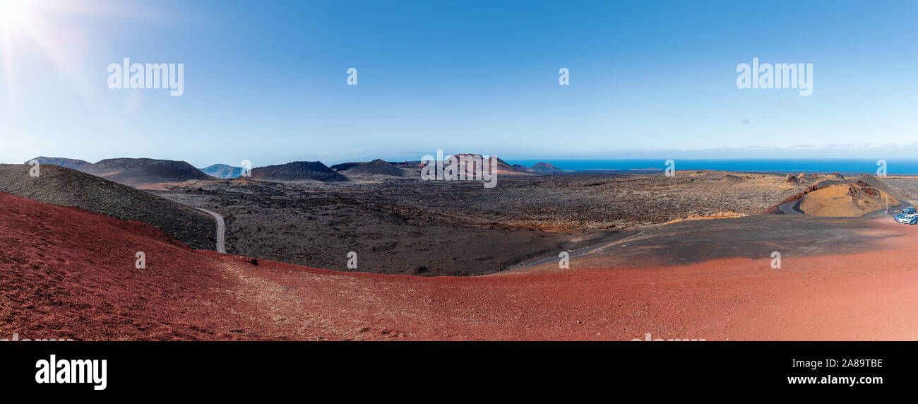 Vista panoramica di colorato paesaggio vulcanico al Parco Nazionale di Timanfaya, montanas del fuego, a Lanzarote isole Canarie contro il cielo blu chiaro Foto Stock