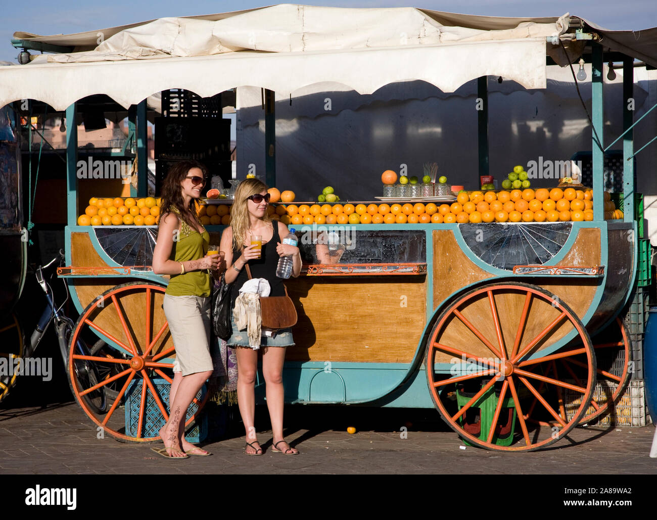 Succo di arancia carri servire spremuta fresca nella piazza di Jemaa el Fna. Il cibo bancarelle di piazza Jemaa el Fna si animano ogni sera con t Foto Stock