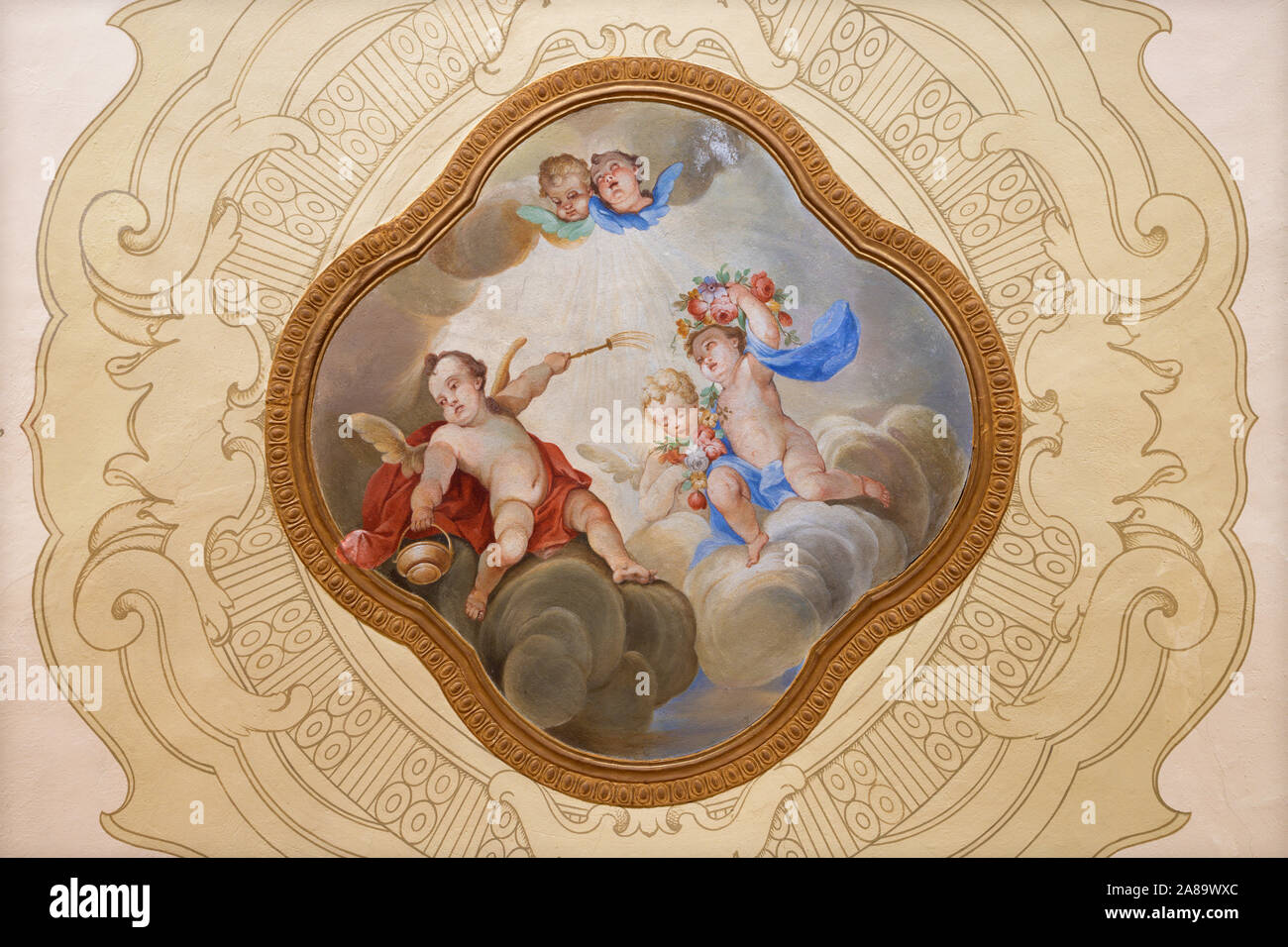 MENAGGIO, Italia - 8 Maggio 2015: Il neobaroque affresco di angeli con l'acqua santa nella Chiesa di Santa Marta. Foto Stock