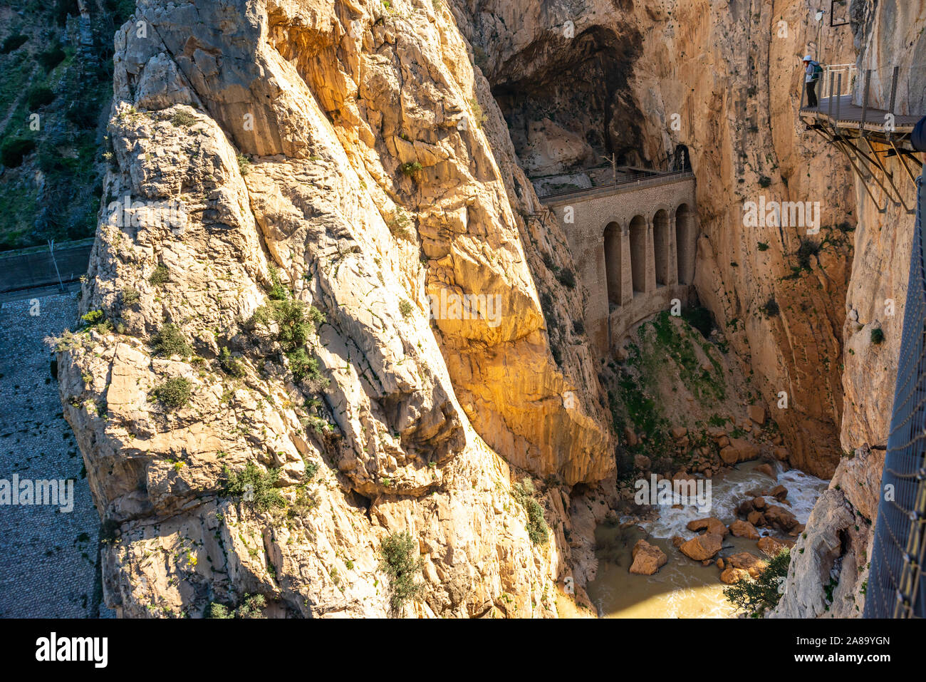 Vista di El Caminito del Rey o re il piccolo sentiero, uno dei più pericolosi sentiero riaperto 2015 Malaga, Spagna Foto Stock