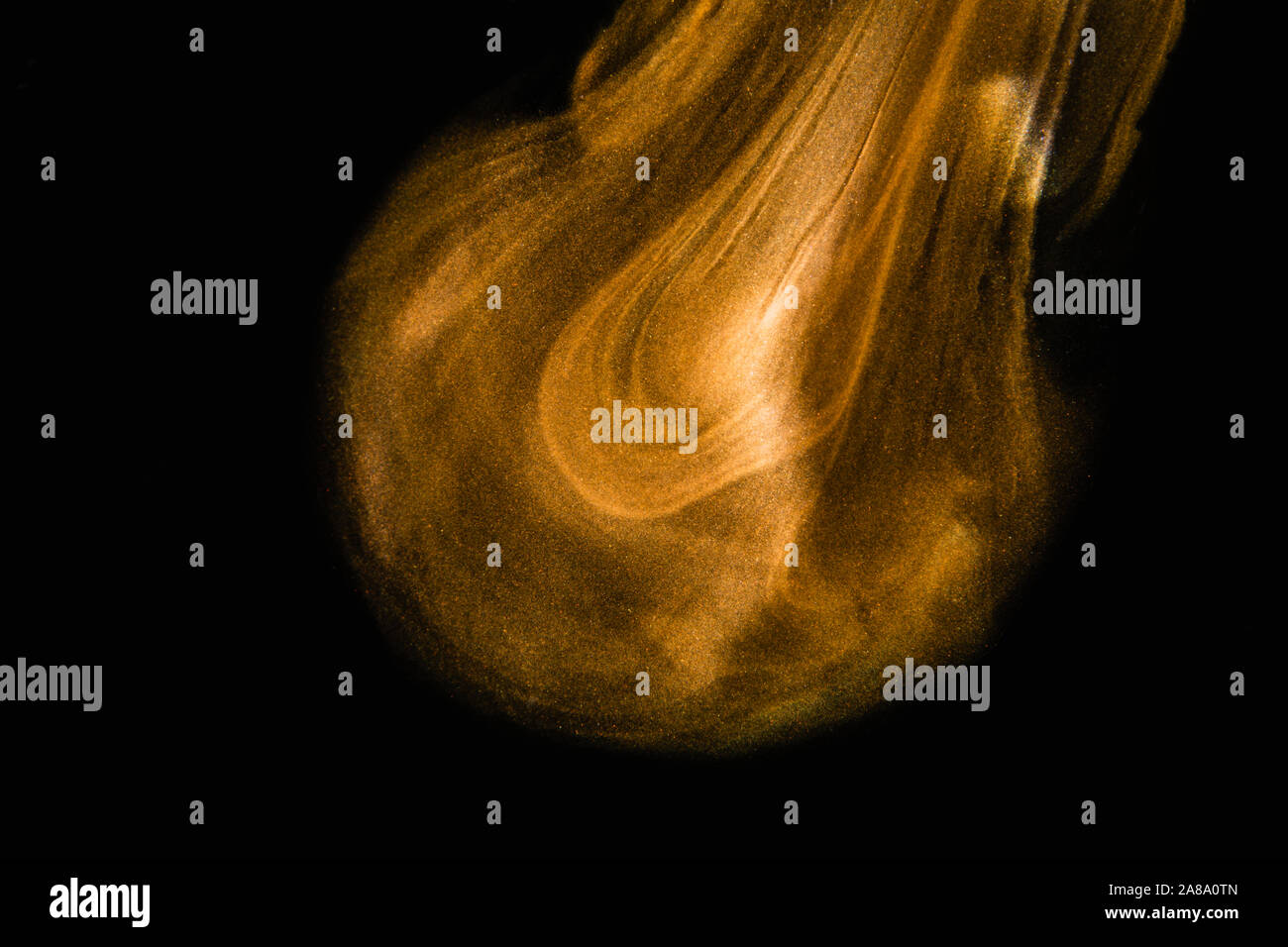 Nero e oro sfondo astratto con effetto acquerello su vetro Foto Stock