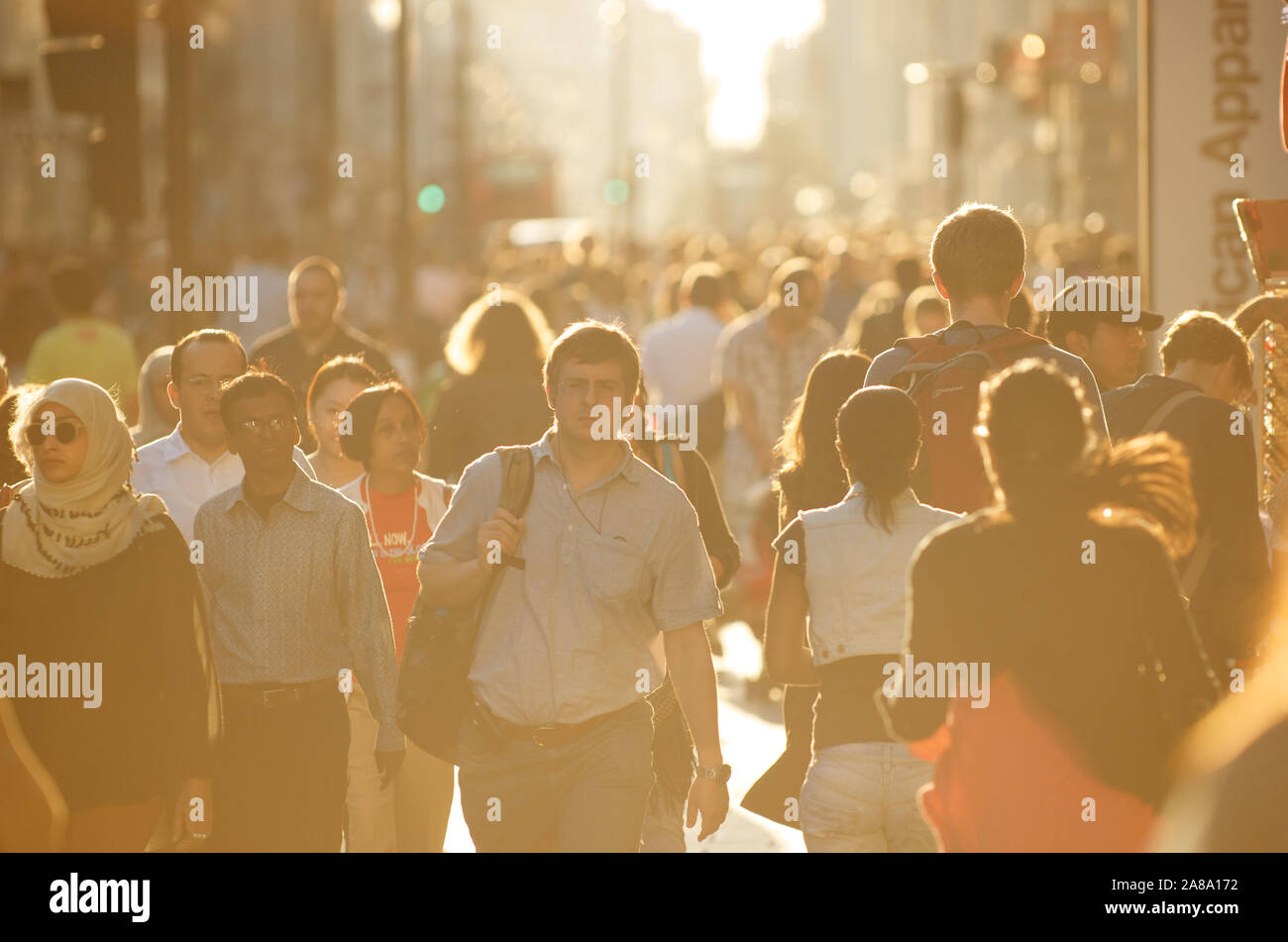 Londra - 30 settembre 2011: gruppo multiculturale dei pedoni folle il marciapiede sul London Oxford Street, uno d'Europa più trafficate strade di retail. Foto Stock