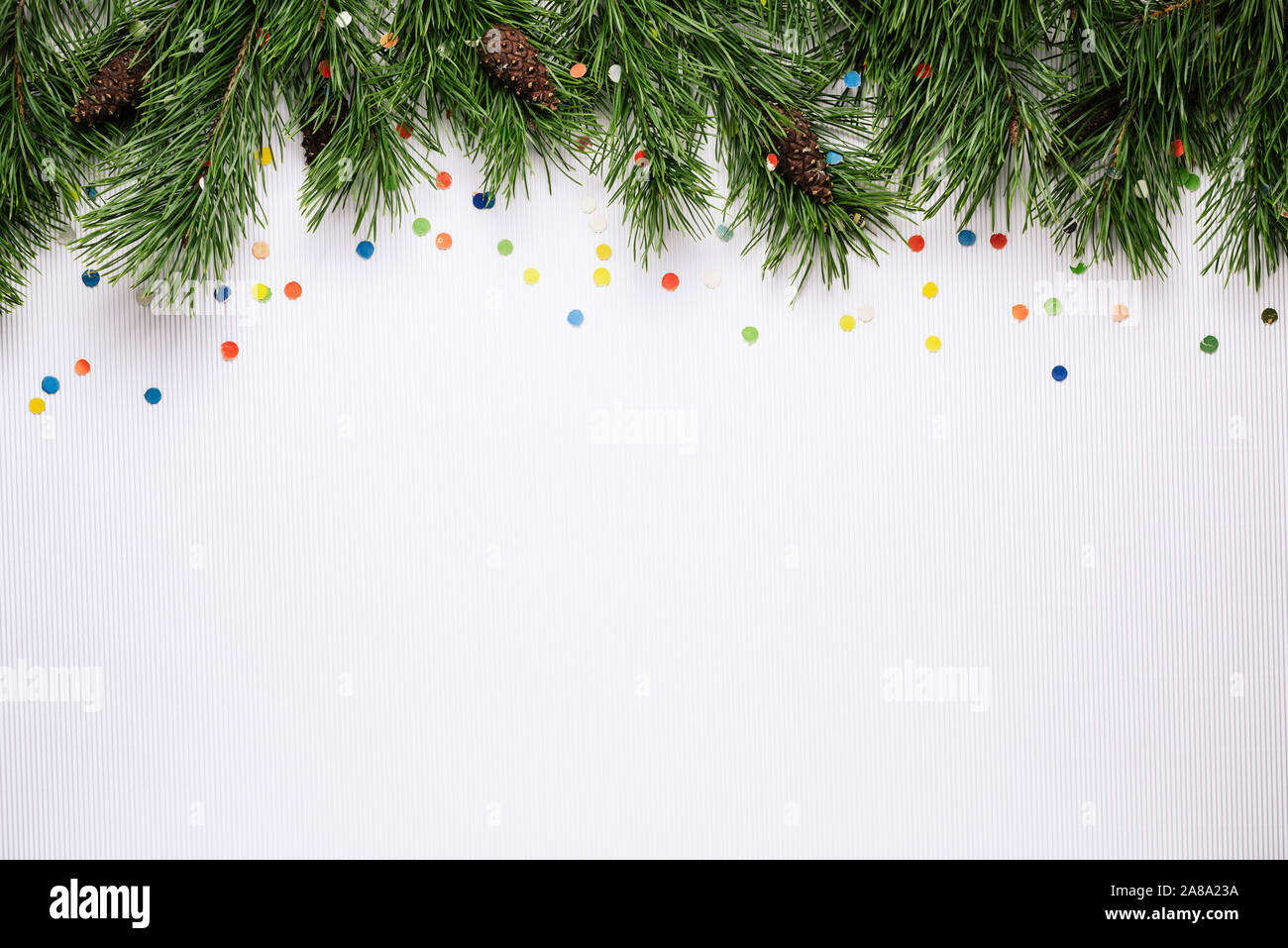 Bianco Natale e Anno Nuovo sfondo con rami di pino e la festa di coriandoli Foto Stock