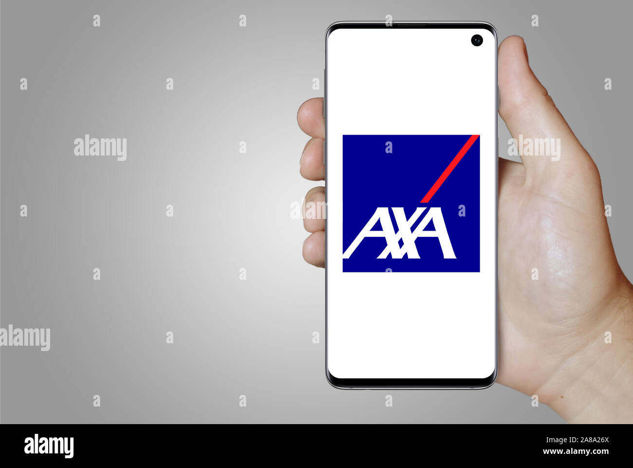 Il logo della società pubblica di AXA visualizzata su uno smartphone. Sfondo grigio. Credito: PIXDUCE Foto Stock