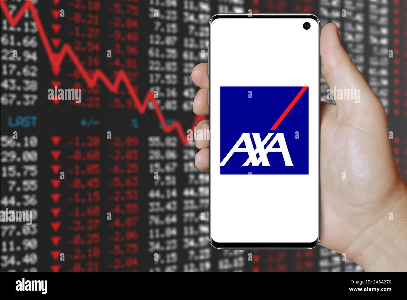 Il logo della società pubblica di AXA visualizzata su uno smartphone. Stock negativi sullo sfondo del mercato. Credito: PIXDUCE Foto Stock