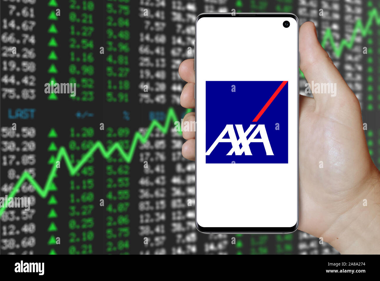 Il logo della società pubblica di AXA visualizzata su uno smartphone. Positivo del mercato azionario sfondo. Credito: PIXDUCE Foto Stock