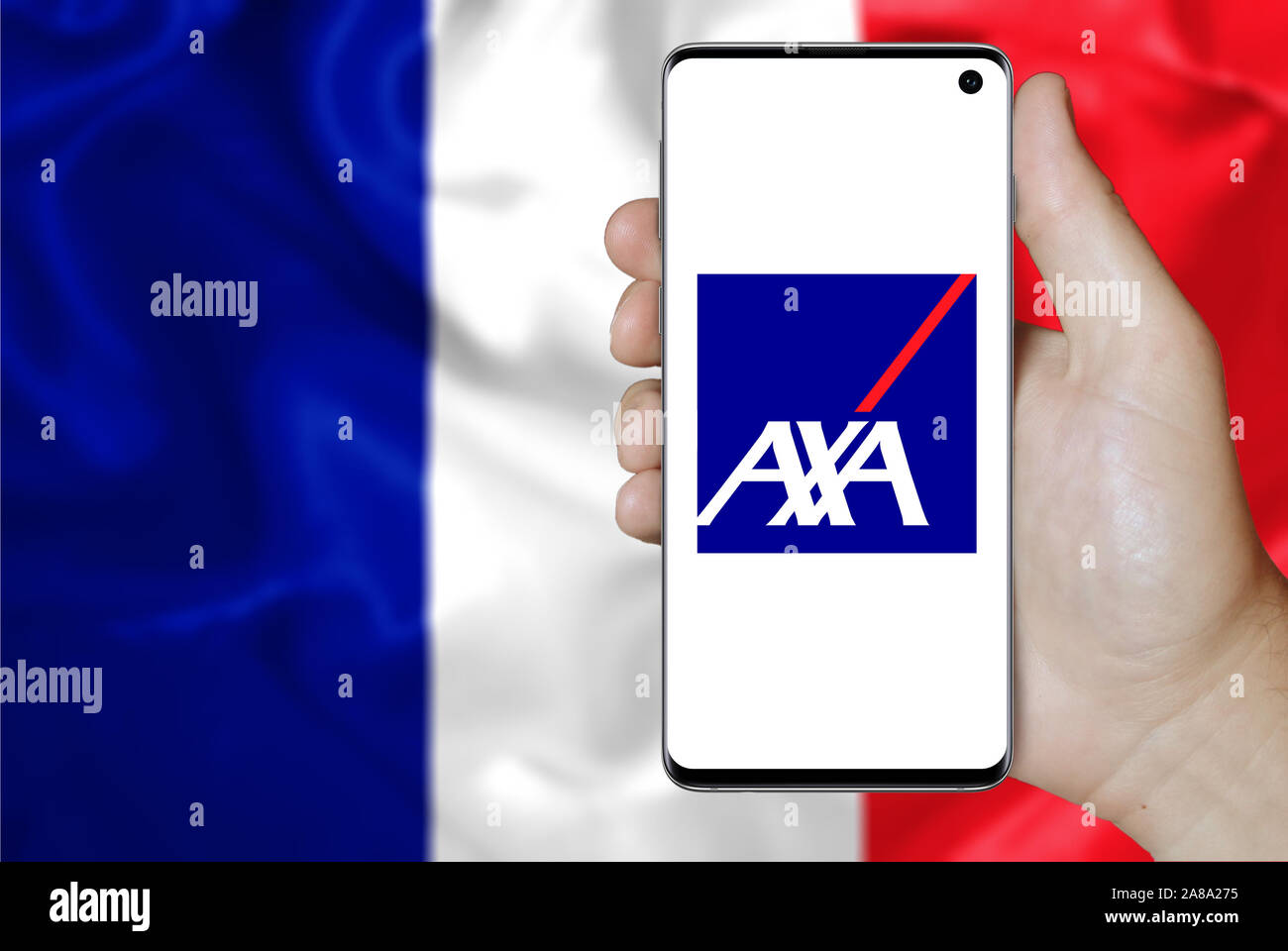Il logo della società pubblica di AXA visualizzata su uno smartphone. Bandiera della Francia sfondo. Credito: PIXDUCE Foto Stock