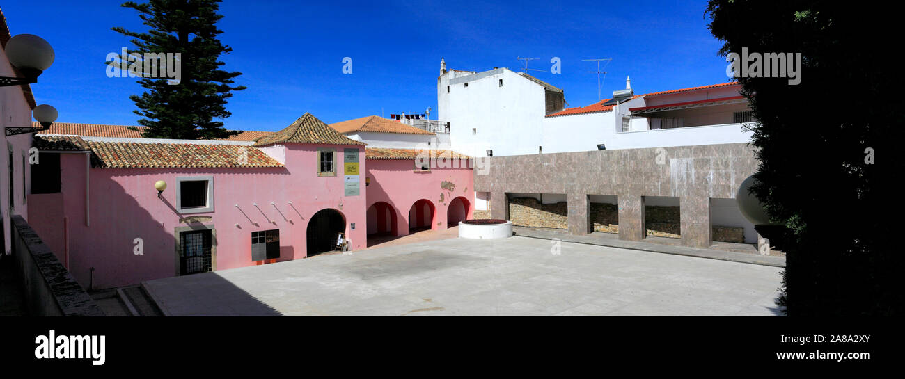 Vista estiva del Convento do Espirito Santo e del torreggiante Norfolk Pino, Loule town, Algarve, Portogallo, Europa Foto Stock