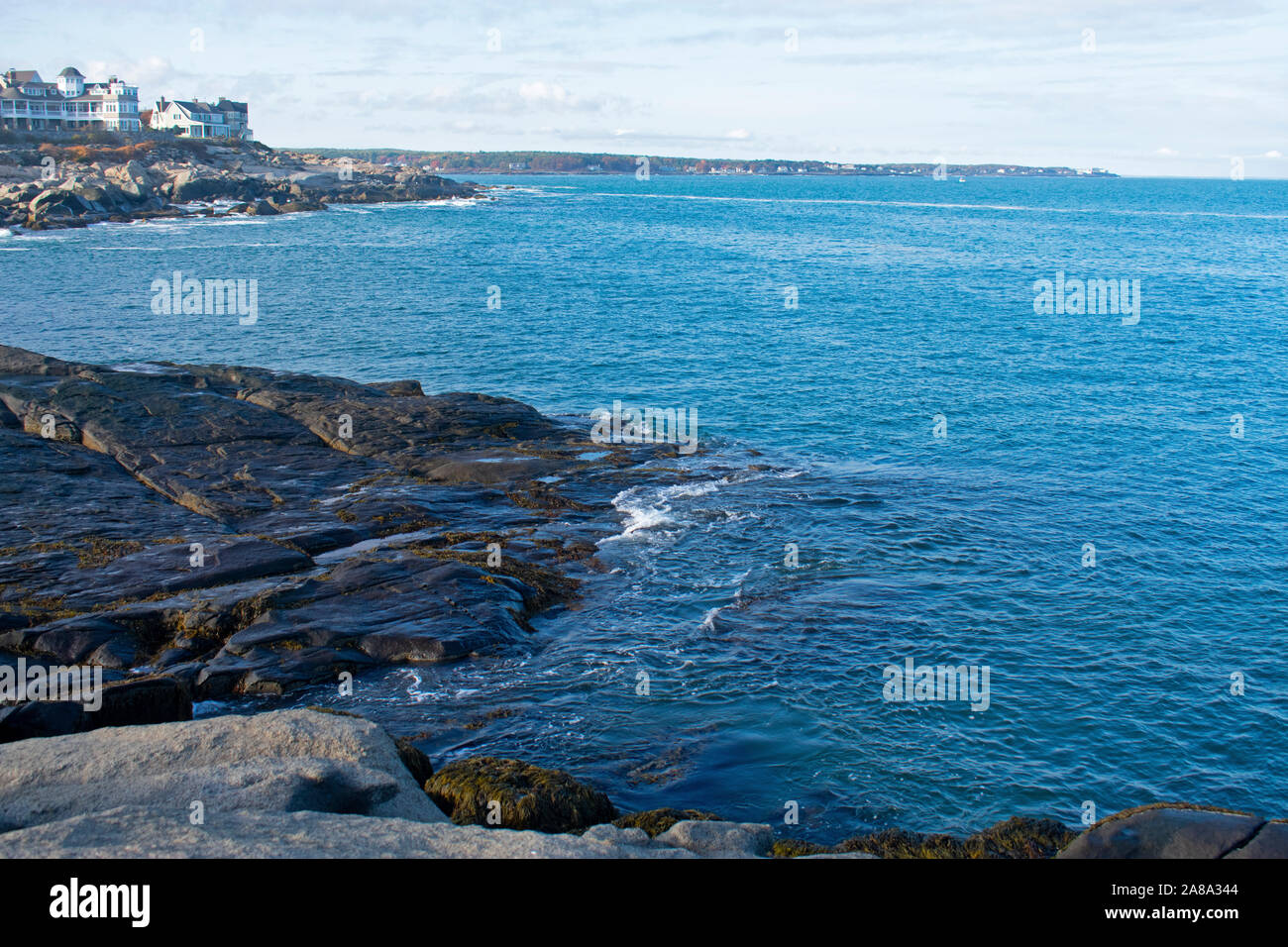Piccole onde a schiantarsi sulla costa rocciosa visto da Cape Neddick, York, Maine, Stati Uniti d'America.-02 Foto Stock