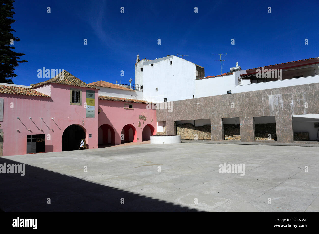 Vista estiva del Convento do Espirito Santo e del torreggiante Norfolk Pino, Loule town, Algarve, Portogallo, Europa Foto Stock