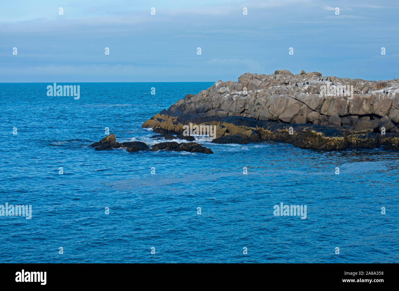 Piccole onde a schiantarsi sulla costa rocciosa visto da Cape Neddick, York, Maine, Stati Uniti d'America.-03 Foto Stock