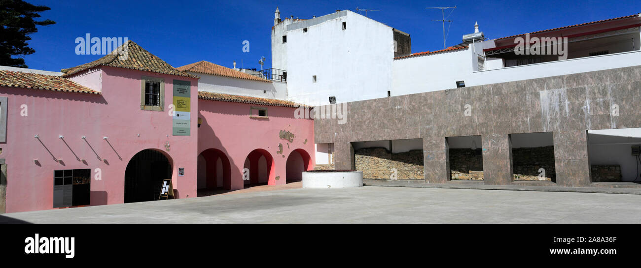 Vista estiva del Convento do Espirito Santo e del torreggiante Norfolk Pino, Loule town, Algarve, Portogallo, Europa Foto Stock