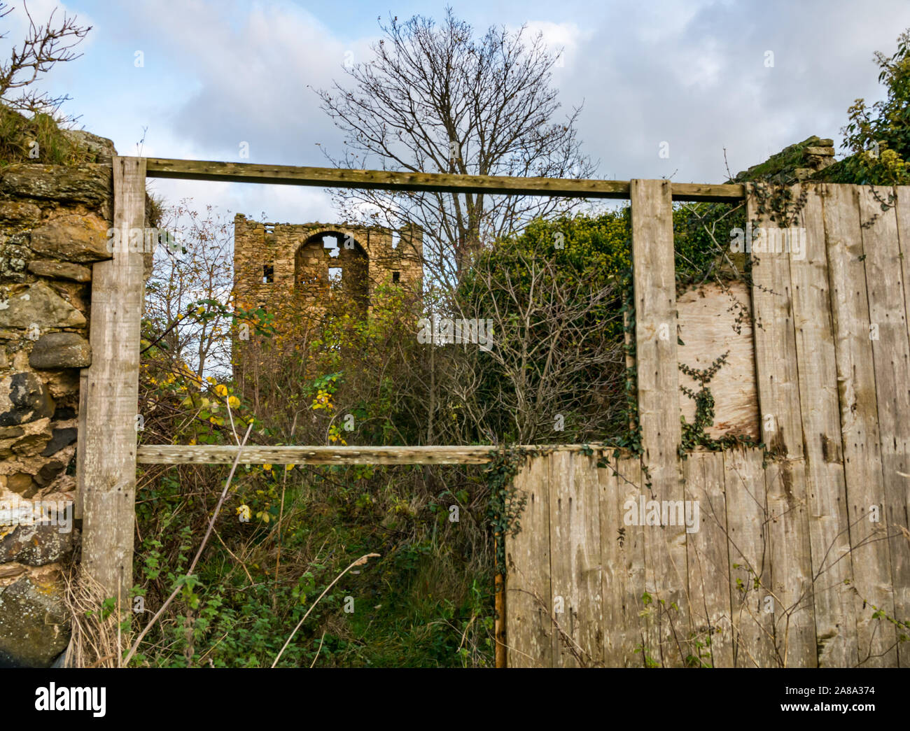 Recintata entrata alle rovine della rovina del XVI secolo il castello di Saltcoats, Gullane, East Lothian, Scozia, Regno Unito Foto Stock