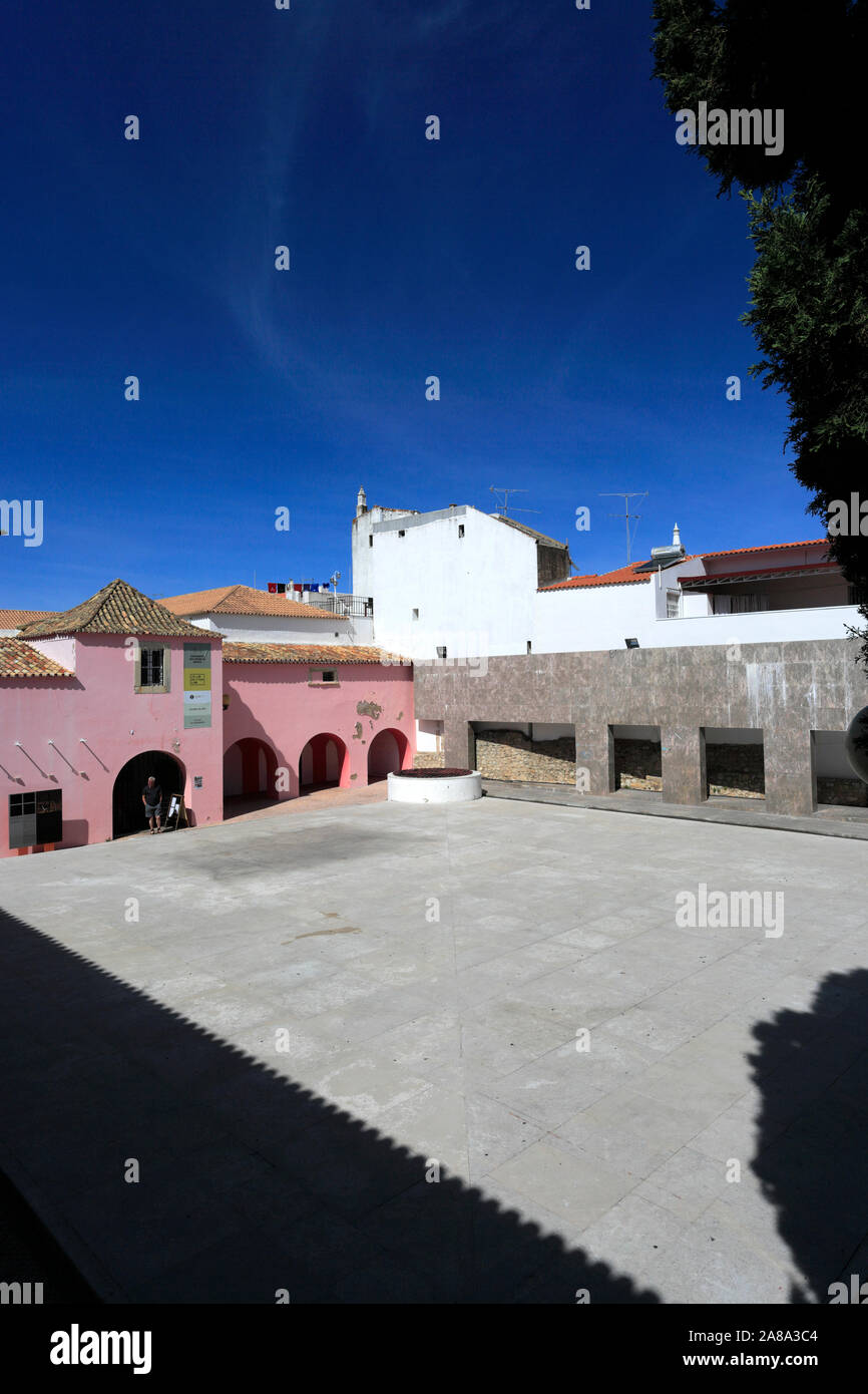 Vista estiva del Convento do Espirito Santo e del torreggiante Norfolk Pino, Loule town, Algarve, Portogallo, Europa Foto Stock