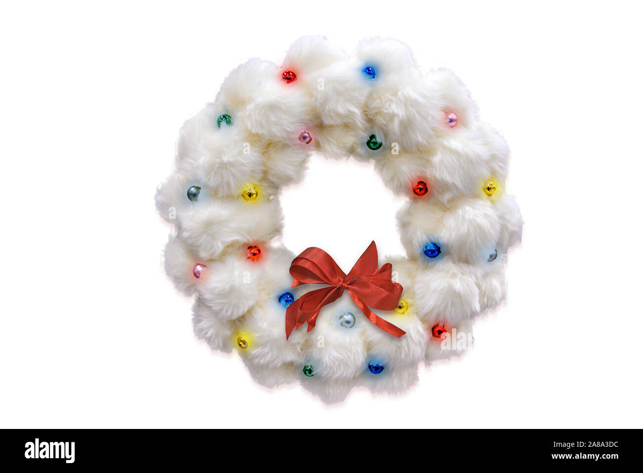 SOft Snowy White ghirlanda di Natale, con piccole luci colorate e fiocco rosso isolato su sfondo bianco. Elemento di design. Foto Stock