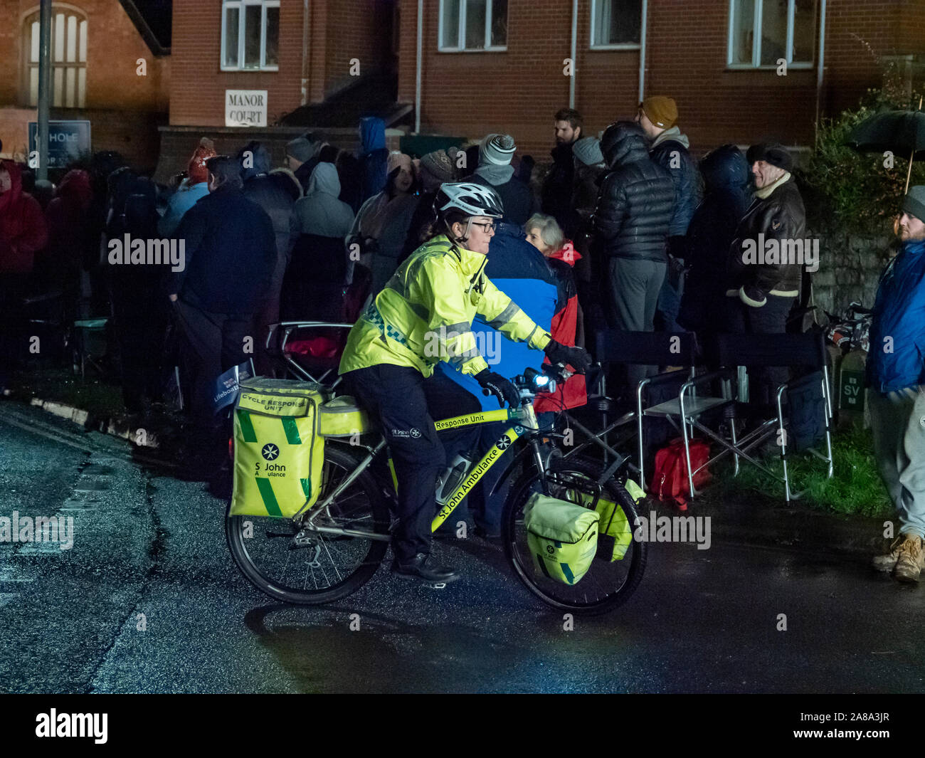 Burnham-on-Sea, Somerset, Inghilterra, 4 novembre 2019. Femmina St John Ambulance ciclo unità di risposta che frequentano la 73rd Highbridge e Burnham on-Carnevale a Mare. Le strade sono state chiuse al traffico e la sfilata di carri allegorici e altri reperti ha preso due ore per completare il percorso attraverso la città. Foto Stock