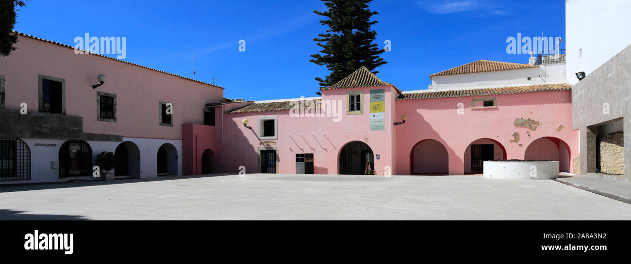 Vista estiva del Convento do Espirito Santo e del torreggiante Norfolk Pino, Loule town, Algarve, Portogallo, Europa Foto Stock