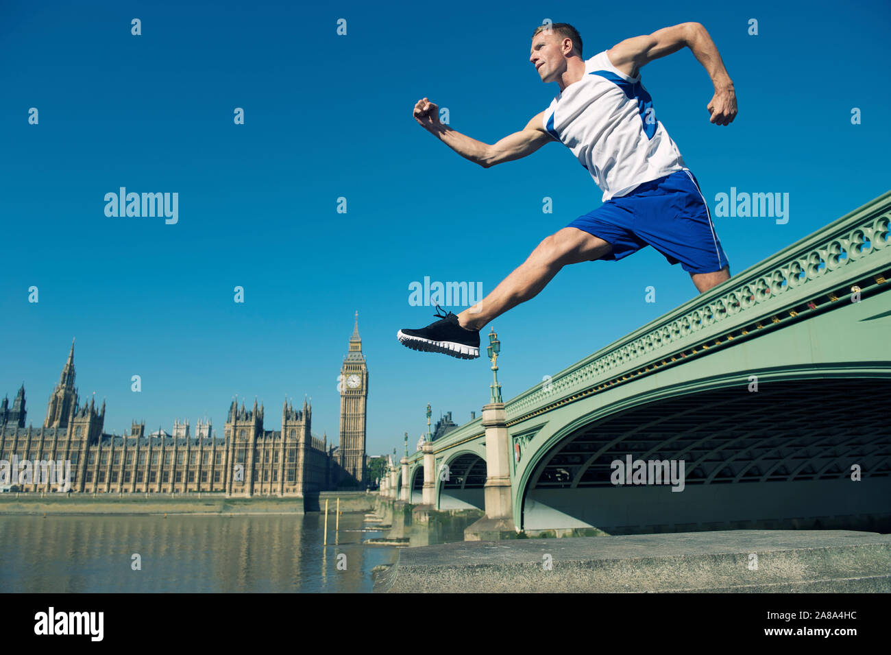 Gigante atleta britannico saltando il Big Ben e il parlamento di Westminster, Londra, Regno Unito Foto Stock