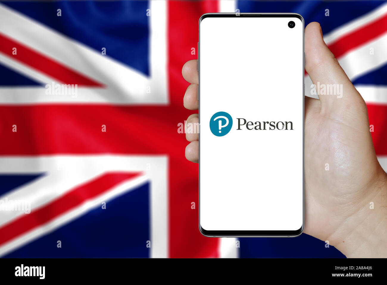 Il logo della società pubblica Pearson plc visualizzato su uno smartphone. Bandiera del Regno Unito lo sfondo. Credito: PIXDUCE Foto Stock