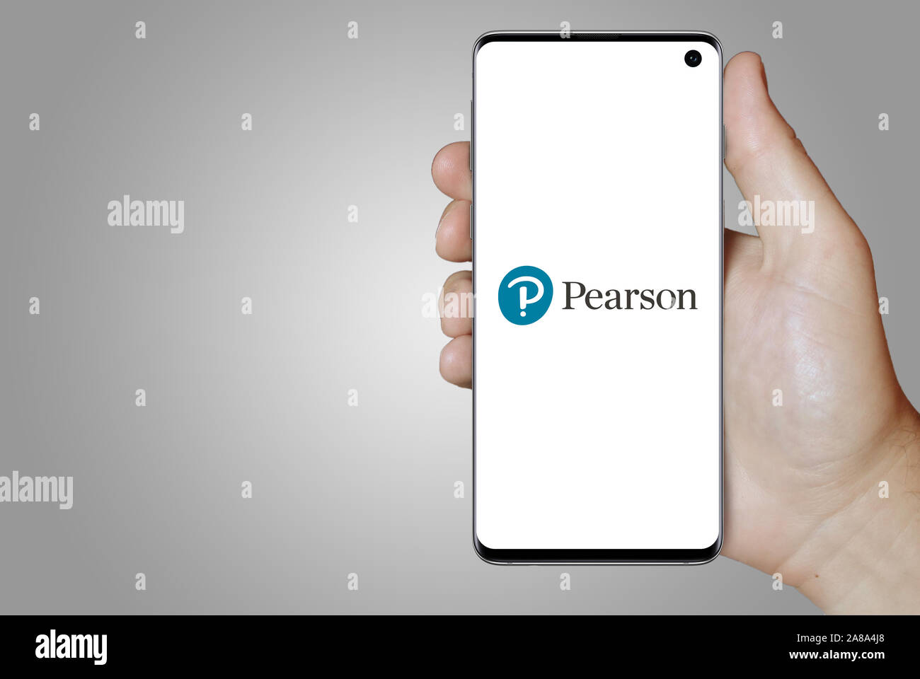 Il logo della società pubblica Pearson plc visualizzato su uno smartphone. Sfondo grigio. Credito: PIXDUCE Foto Stock