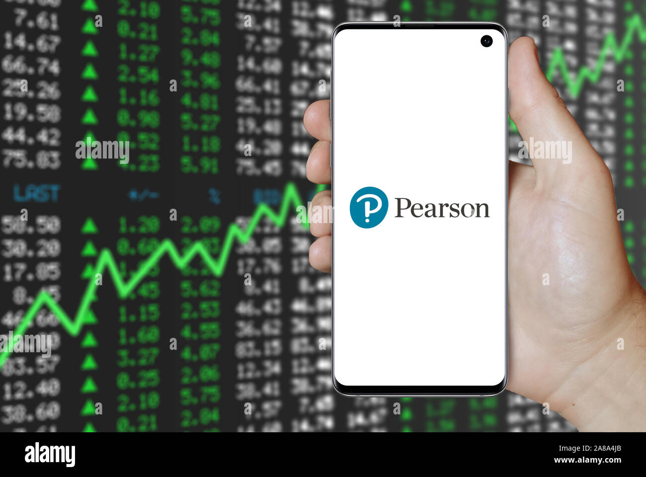 Il logo della società pubblica Pearson plc visualizzato su uno smartphone. Positivo del mercato azionario sfondo. Credito: PIXDUCE Foto Stock
