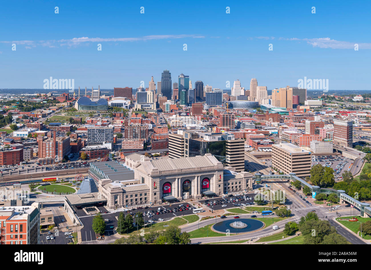 Kansas City skyline. Vista aerea del centro cittadino dal nazionale la guerra mondiale I Memorial, Kansas City, Missouri, Stati Uniti d'America. La Union Station è in primo piano. Foto Stock