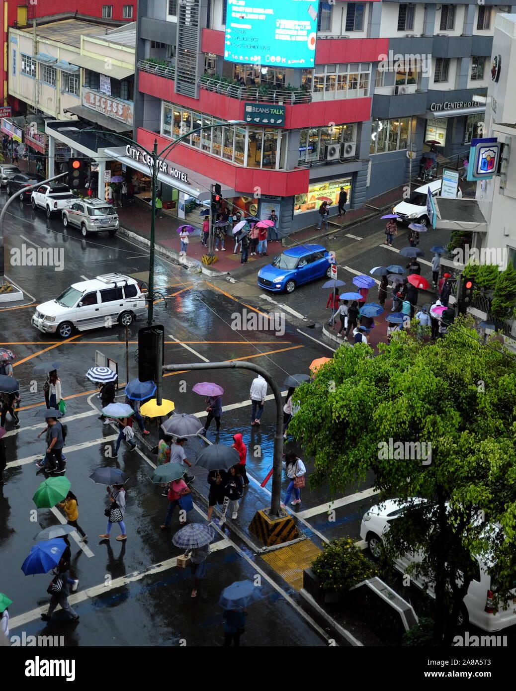 Città di attraversamento di strada in un giorno di pioggia. Sessione Road, Baguio City, Filippine- Maggio 08, 2019 Foto Stock