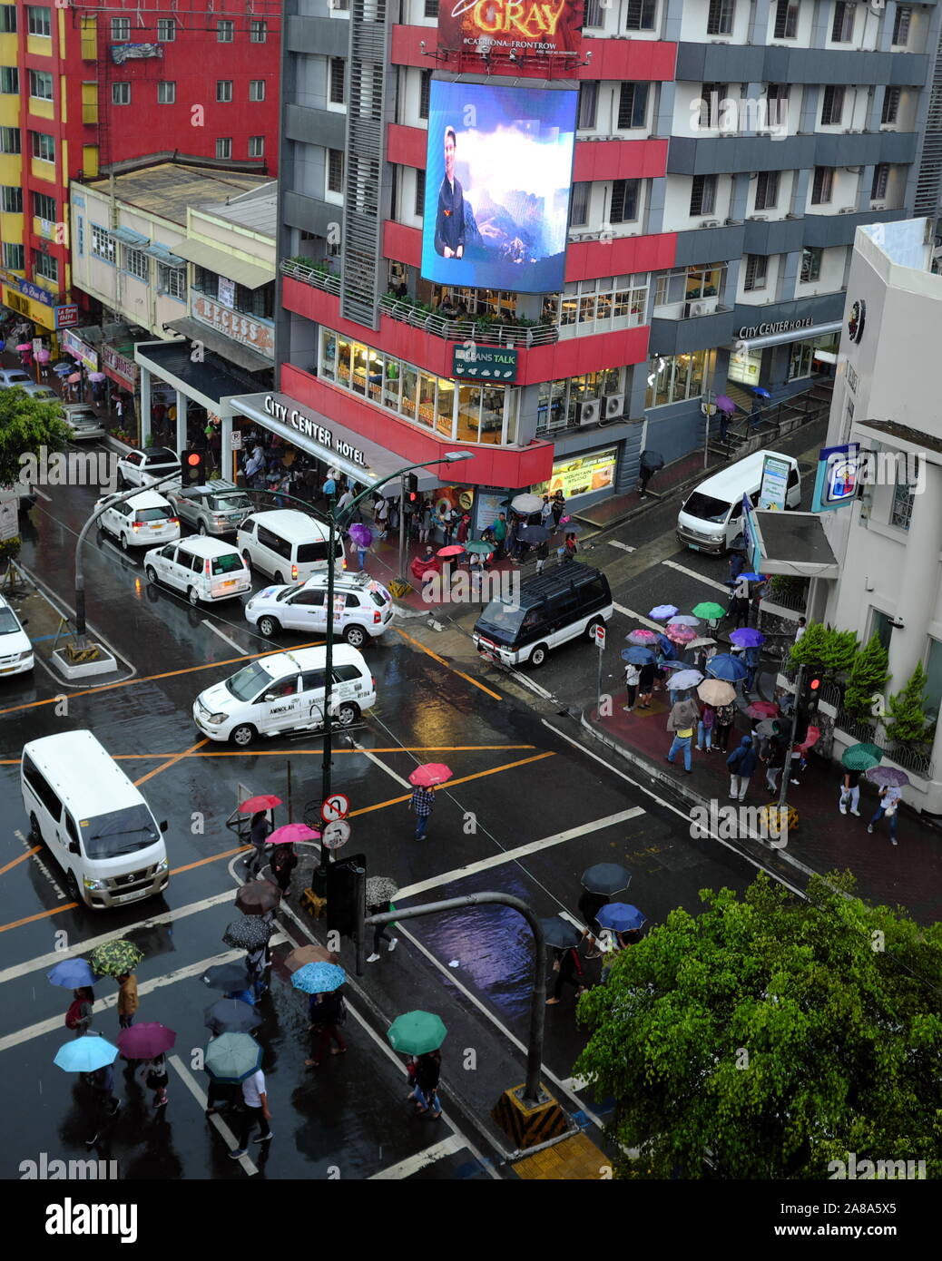 Città di attraversamento di strada in un giorno di pioggia. Sessione Road, Baguio City, Filippine- Maggio 08, 2019 Foto Stock