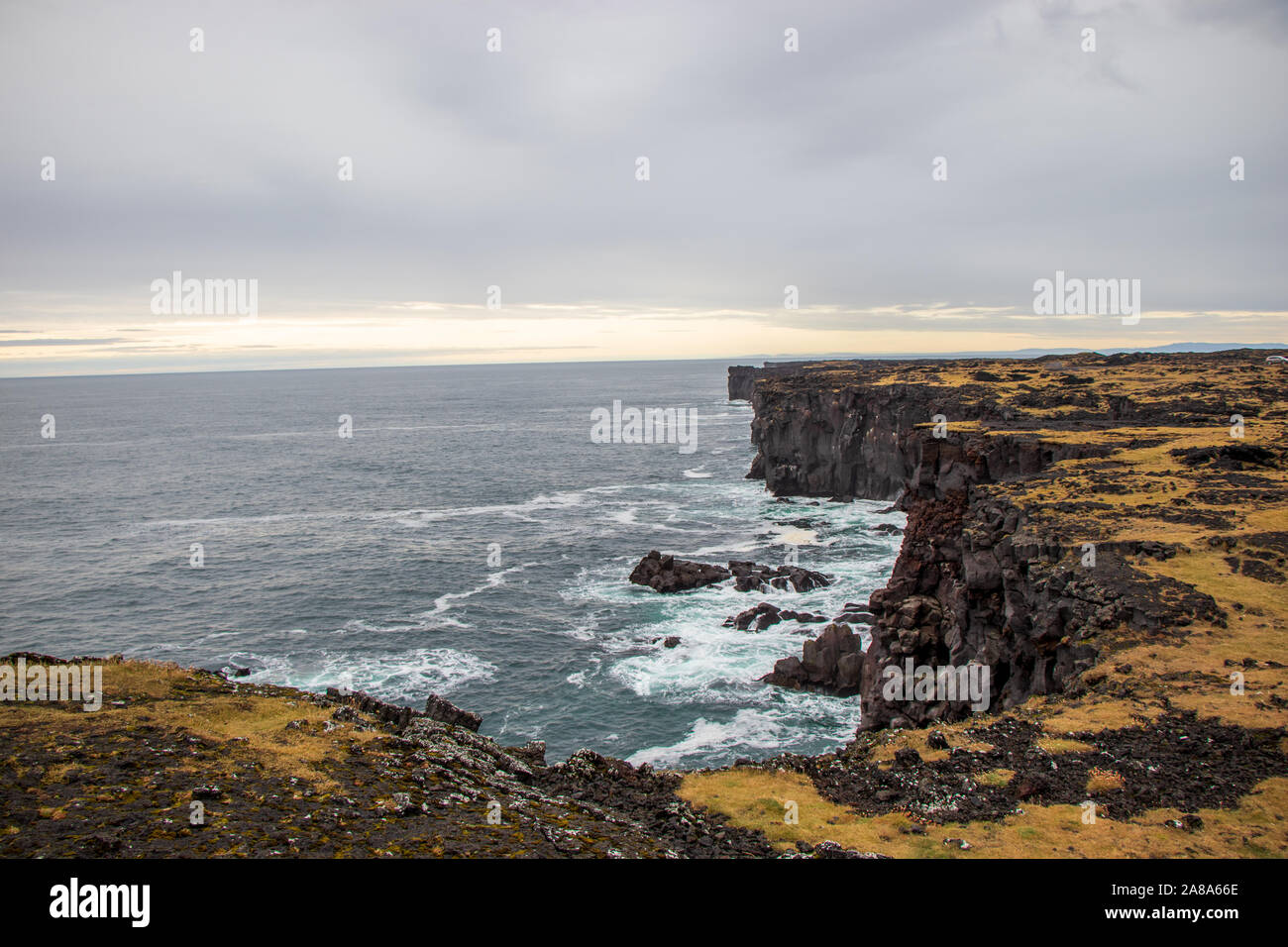 Ruvida costa frastagliata in Islanda cielo molto nuvoloso Foto Stock