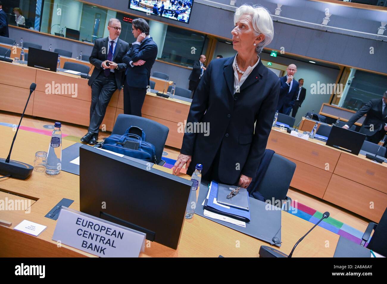 Bruxelles, Belgio. 7 Nov, 2019. Christine Lagarde (anteriore), il presidente della Banca centrale europea, attende per partecipare alla riunione dell'Eurogruppo a Bruxelles in Belgio, su nov. 7, 2019. La Commissione europea ha detto giovedì che la zona euro il prodotto interno lordo (PIL) è previsione per espandere da 1,1% nel 2019 e dell'1,2 per cento nel 2020 e 2021. Confrontato con le sporgenze dell'Unione europea braccio esecutivo pubblicato nel mese di luglio, la previsione di crescita è stato retrocesso da 0,1 punti percentuali per il 2019 e 0,2 punti percentuali per il 2020. Credito: Riccardo Pareggiani/Xinhua/Alamy Live News Foto Stock