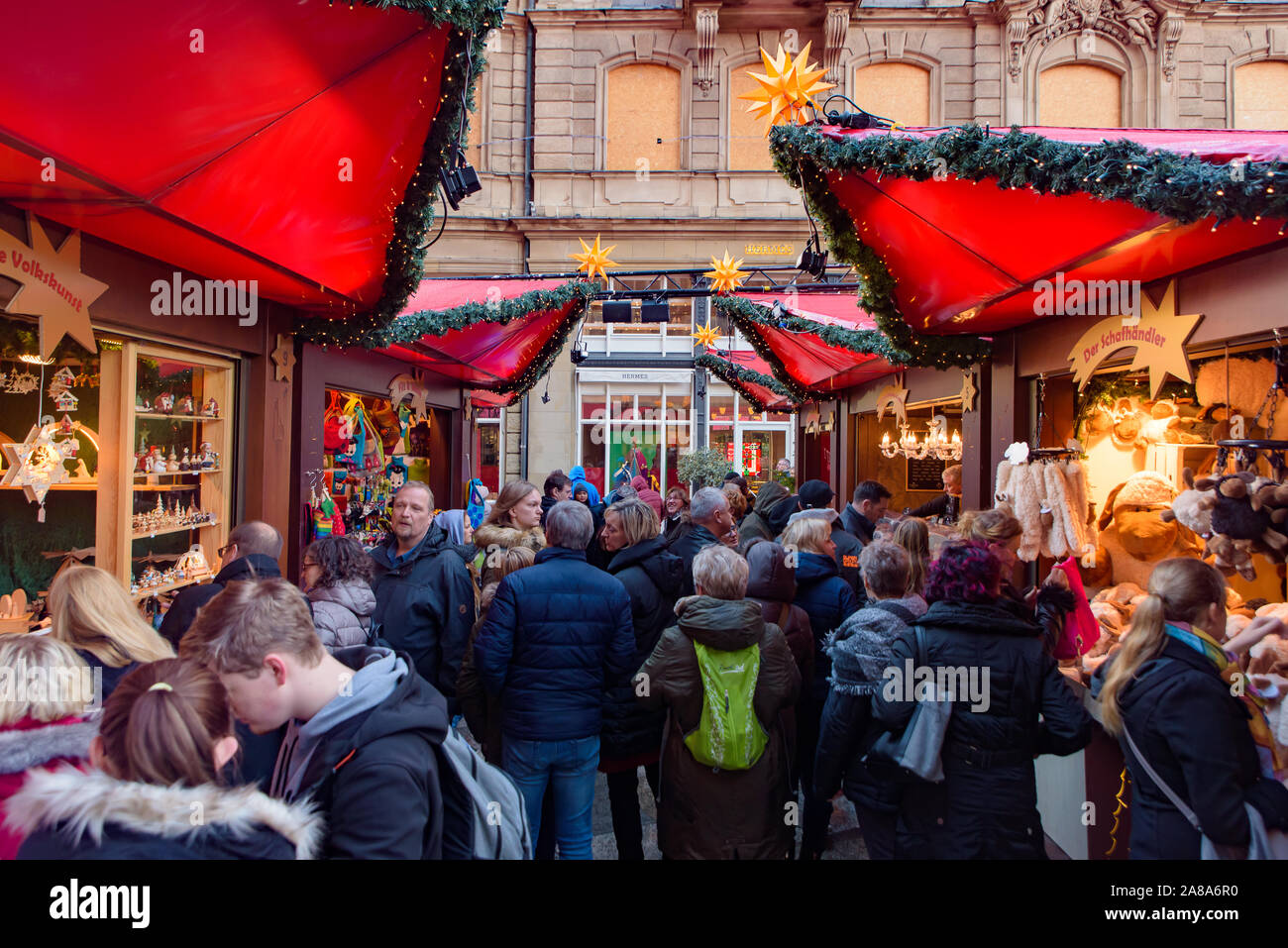 2018 Cologne Christmas Market con la cattedrale di Colonia a sfondo in Germania Foto Stock