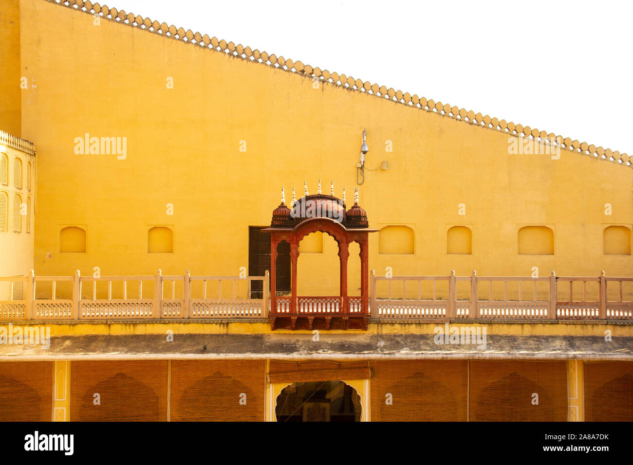Cortile interno del Hawa Mahal, Palazzo dei venti in rosa Jaipur, Rajasthan, India Foto Stock