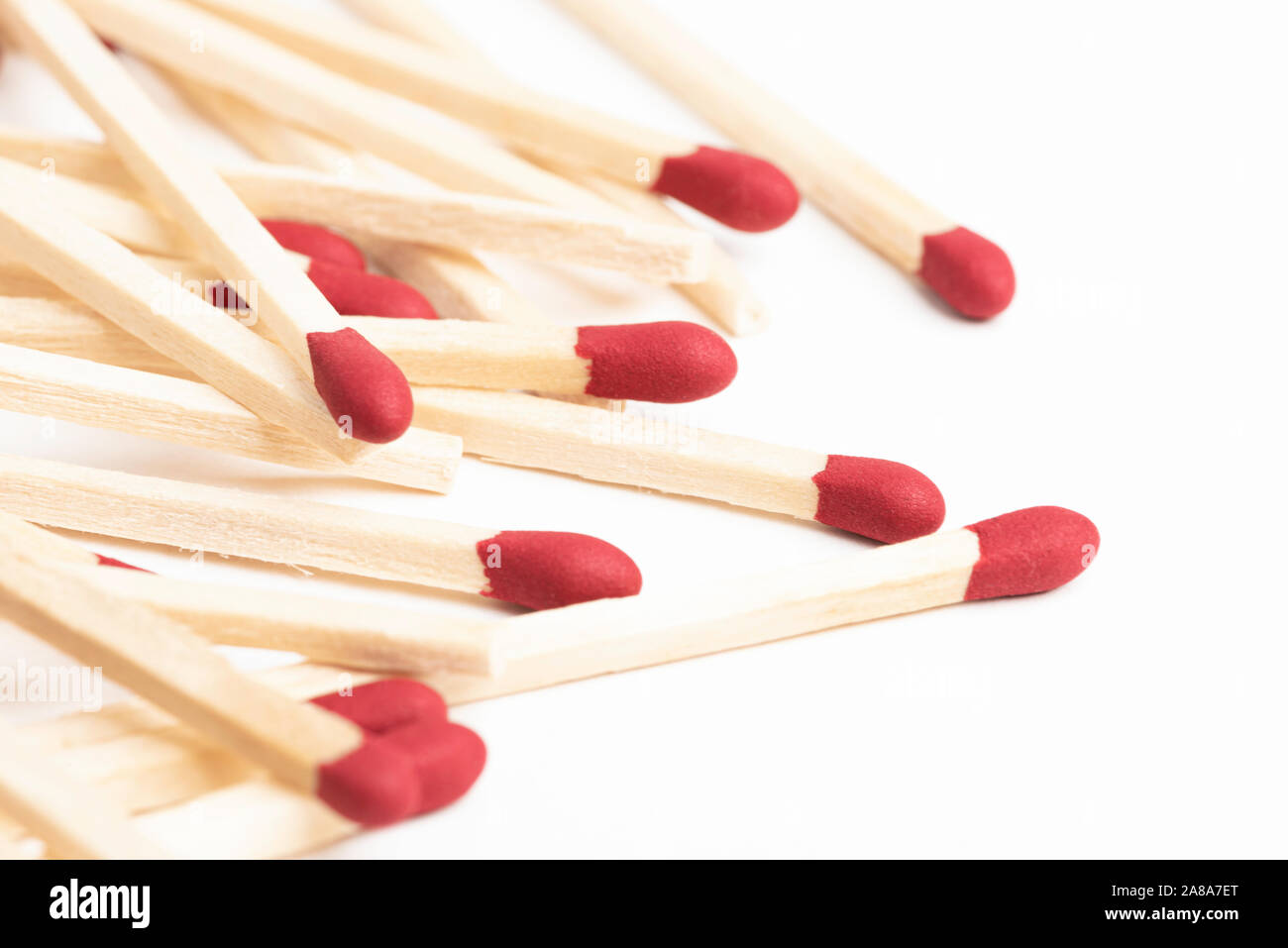 Una ripresa macro di un mazzetto di inutilizzati dei fiammiferi in legno con punte di rosso. Foto Stock