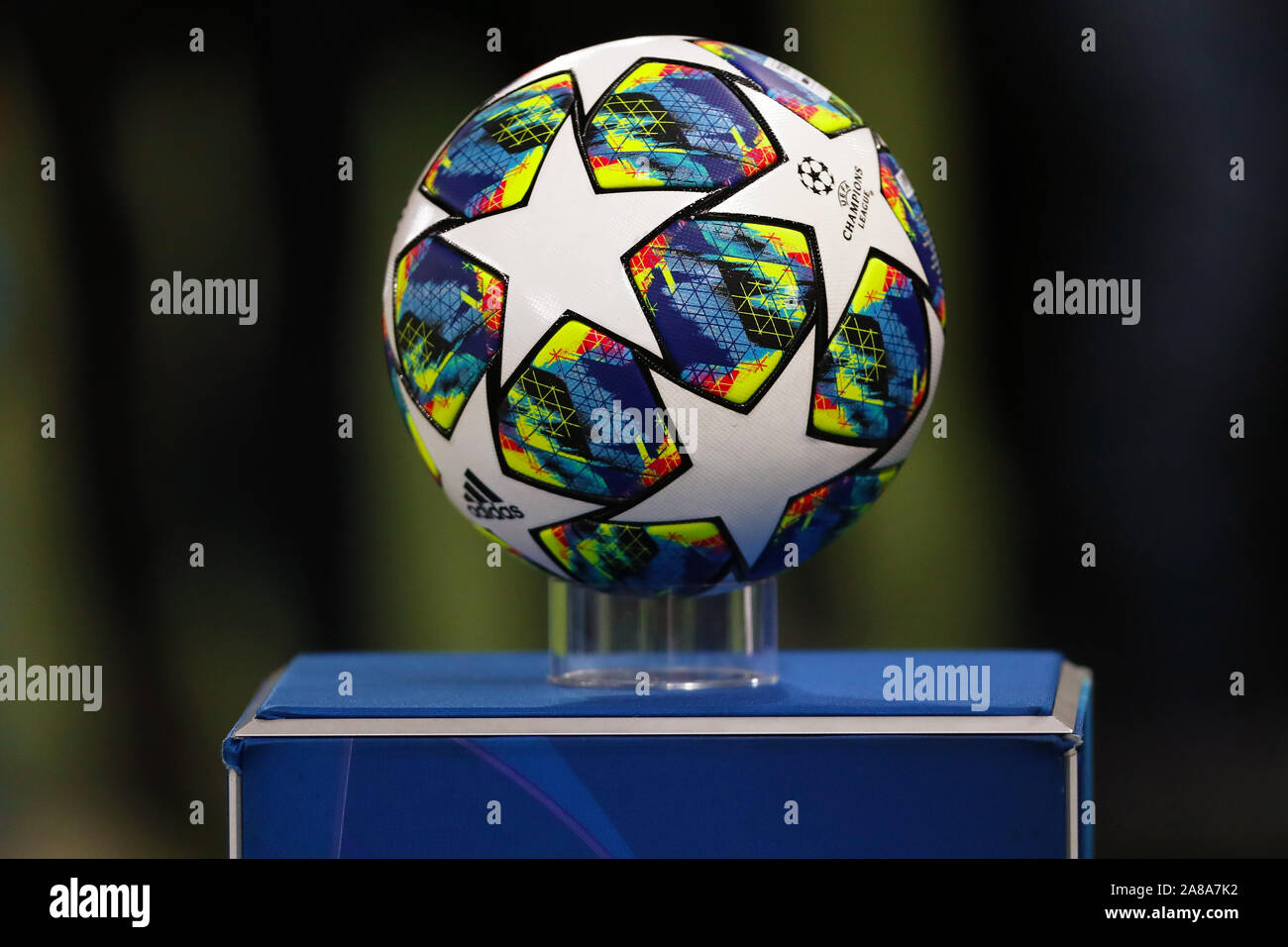 Adidas Finale. Gazzetta match ball della UEFA Champions League stagione 2019/2020  - Chelsea v Ajax, la UEFA Champions League - Gruppo H, Stamford Bridge,  London, Regno Unito - 5 Novembre 2019 Foto stock - Alamy