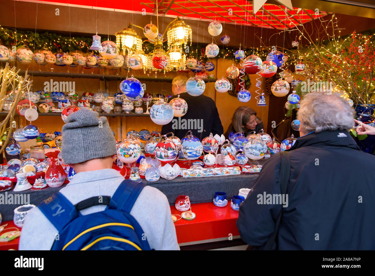 Regalo di natale e la decorazione si spegne nel 2018 Cologne Christmas Market Foto Stock